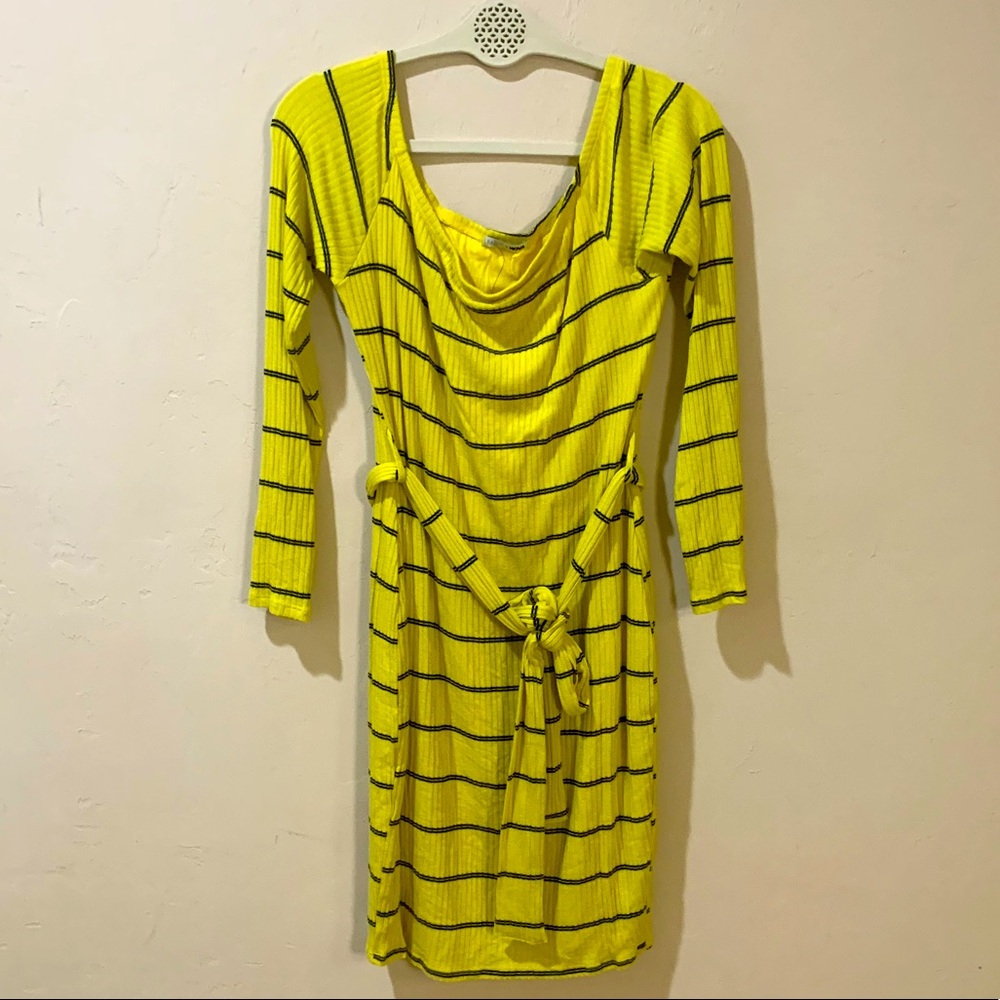 Stripped mini dress. Removable belt. Wide neck.